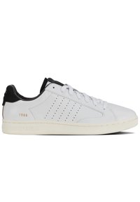 Sneaker bianca in pelle con accento in suede nero sul tallone, design perforato sui lati, lacci piatti e suola in gomma testurizzata. Presenta la scritta "1966" in oro.