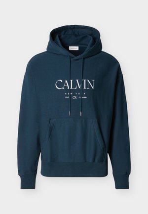 Laivastonsininen hupullinen collegepaita etutaskulla ja valkoisella "CALVIN NEW YORK 1968 CK Calvin Klein" -tekstillä rinnassa keskellä.