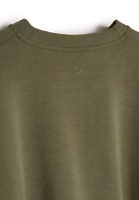 Oliwkowy T-shirt o gładkiej teksturze, okrągłym dekolcie i subtelnym haftowanym logo na plecach.