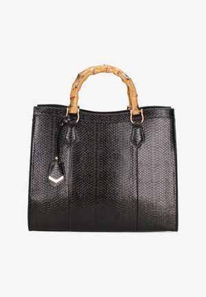 Borsa a mano nera strutturata con motivo in pelle di serpente testurizzata, accentuata da un manico in bambù naturale e dettagli in hardware dorato.