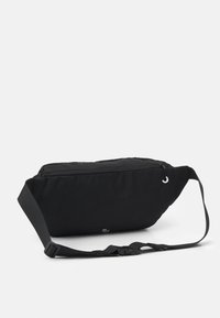 Borsa a tracolla nera imbottita con una silhouette ampia e piatta. Presenta una chiusura con zip, una tracolla regolabile e una piccola stampa del logo. Texture del tessuto liscia.