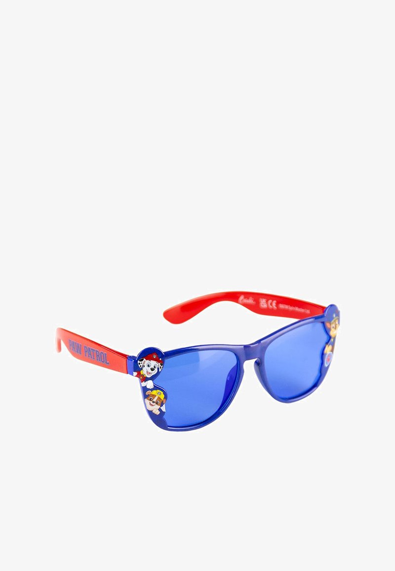 Lunettes de soleil pour enfants avec des montures bleues, des branches rouges portant le logo "Paw Patrol" et des designs de personnages sur les côtés. Verres teintés en bleu.