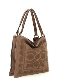 Borsa a tracolla in pelle marrone con motivi floreali in rilievo e due tracolle abbinate con accessori in oro, mostrata su uno sfondo bianco.
