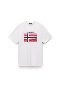 Camiseta blanca de manga corta con un estampado gráfico de la bandera noruega en rojo, azul marino y blanco, y el nombre de la marca "NAPAPIJRI" arriba.