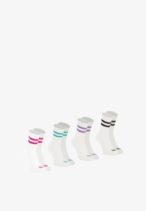 Chaussettes blanches arrivant aux chevilles avec des rayures colorées : rose, turquoise, violet et noir. Chaque paire comporte un logo sur les orteils et un design côtelé.