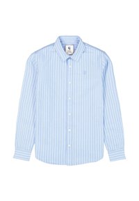 Camisa de botones azul claro con rayas verticales blancas, con un cuello clásico, mangas largas y un detalle de logo en el lado izquierdo del pecho.