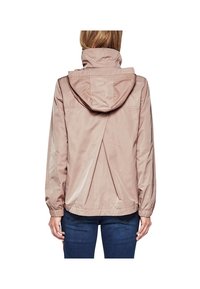 Jasnoróżowa kurtka o średniej długości z kapturem, elastycznymi mankietami i plisą z tyłu dla lepszej swobody ruchów. Gładka faktura, wodoodporny materiał.