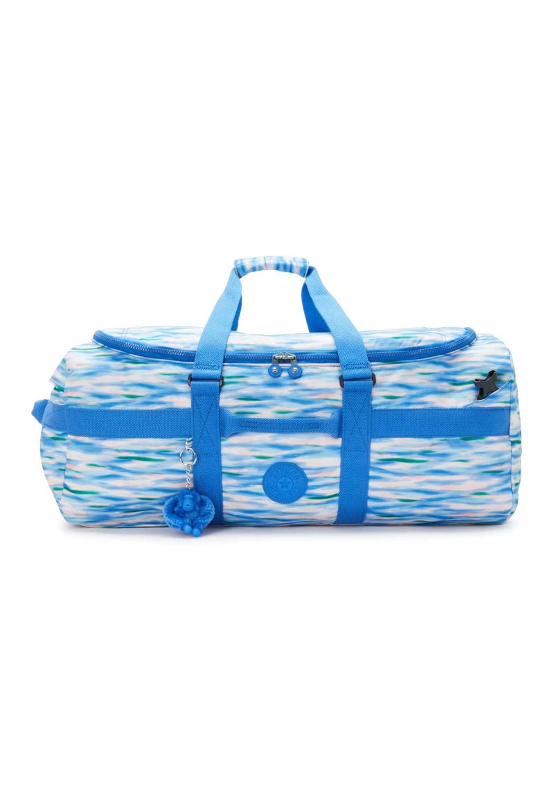 Duffle bag med et blåt og hvidt bølget mønster, med to blå håndtag, en lynlås lukning og en blå charme fastgjort.