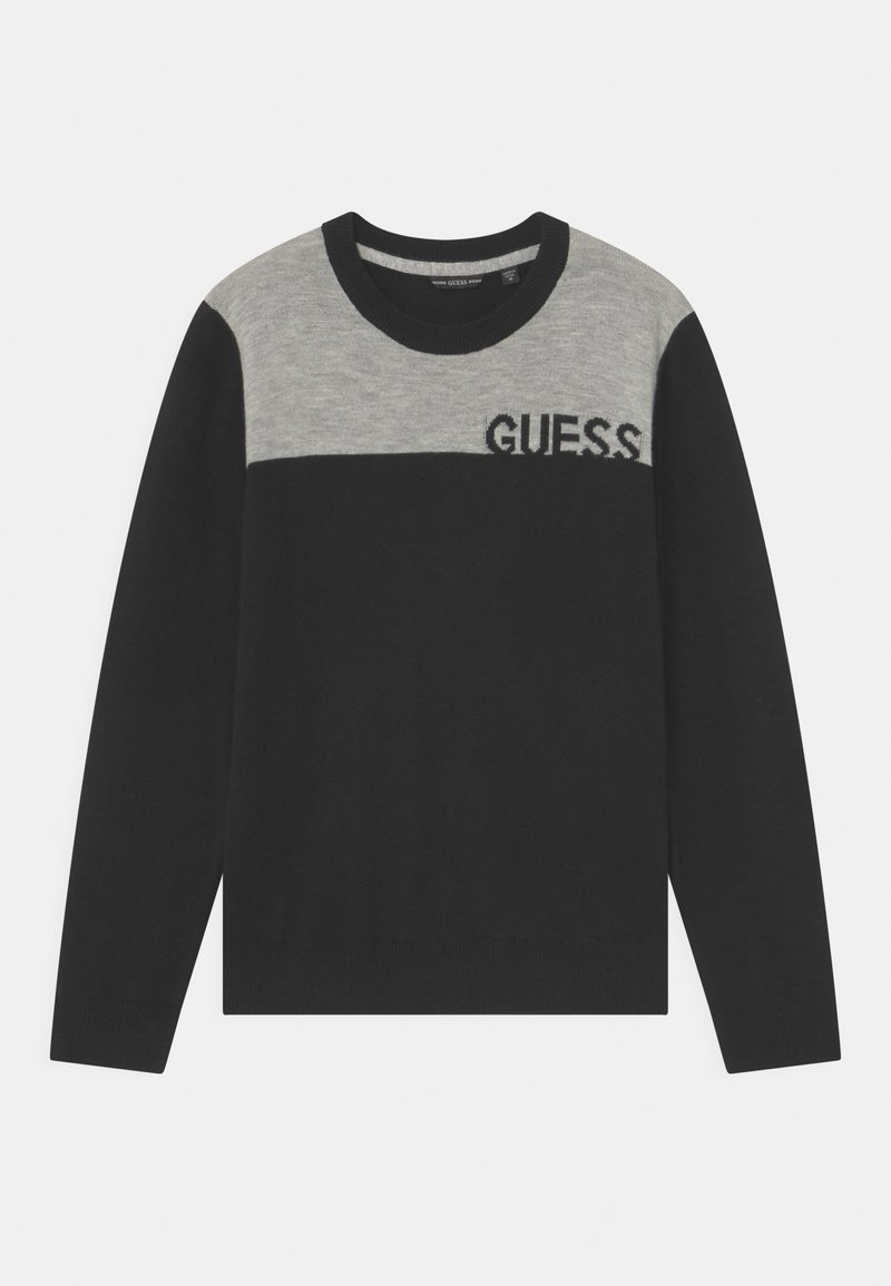 Maglione lavorato a maglia in nero e grigio con scollo rotondo, caratterizzato da un design a blocchi di colore orizzontali e il logo "GUESS" in nero sulla zona del petto.