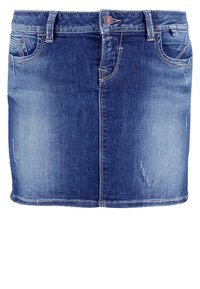 Denim minikjol i mörkblå, med bältesloops, fram- och bakfickor, samt lätt slitningar för en avslappnad look.