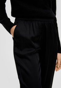 s.Oliver REGULAR - Teplákové kalhoty - schwarz
