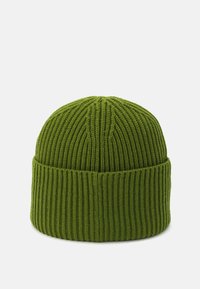 Gorro de punto acanalado verde con puño doblado y superficie texturizada. El diseño presenta líneas verticales y una parte superior redondeada.