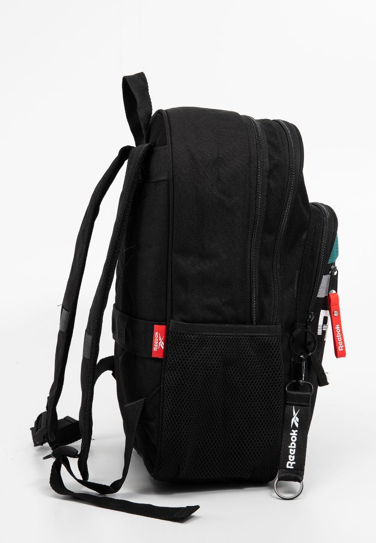 La mochila negra cuenta con un tejido duradero, múltiples compartimentos con cremalleras, correas acolchadas, un bolsillo de malla y etiquetas de acento en rojo.