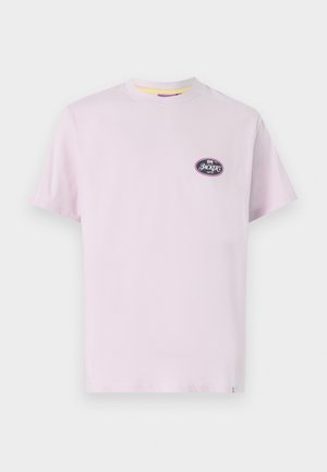 T-shirt in cotone lilla con scollatura rotonda, maniche corte e un logo circolare sul lato sinistro del petto con la scritta "JACKERS." Tessuto morbido.