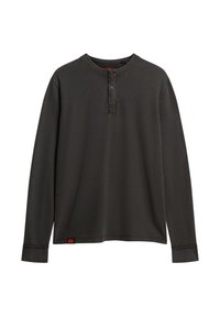 Ciemnoszara, długorękawowa koszulka henley z trzema brązowymi guzikami i małą czerwoną metką blisko dolnego brzegu na białym tle.