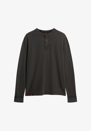 Donkergrijze lange mouw henley-shirt met drie bruine knopen en een klein rood label vlak bij de onderzoom, afgebeeld op een witte achtergrond.