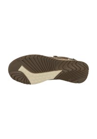 Suela de zapato de goma marrón con patrones texturizados, que presenta una sección de acento en beige claro. Diseñada para proporcionar agarre con estrías contorneadas.