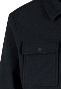 Zwarte wolmixjas met een gestructureerde kraag, een enkele borstzak met knoopsluiting en een gladde textuur.