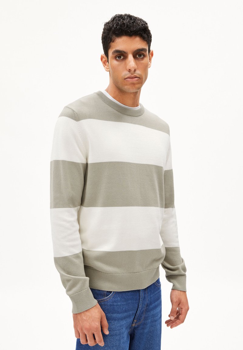 Gestreifter Pullover in Hellgrün und Weiß, aus weichem Strickmaterial. Rundhalsausschnitt, lange Ärmel und gerippte Bündchen. Lässige Passform.