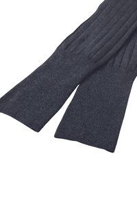 Calze a coste grigio scuro con una texture liscia, caratterizzate da punta aperta e lunghezza lunga. Il design è semplice e funzionale.