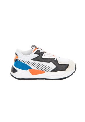 Scarpa da ginnastica bianca con dettagli a zigzag neri, accenti arancioni e blu e suola spessa, mostrata dal lato esterno su sfondo bianco.