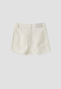 Bílé džíny šortky s hrubým lemem, dvěma zadními kapsami a obyčejnou etiketou poblíž pasu. Texturovaná tkanina s klasickým designem pěti kapes.