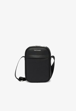 Kompakt sort læder crossbody taske med frontlomme, sølv lynlås, justerbar skulderrem og "Trussardi" logo øverst i midten.