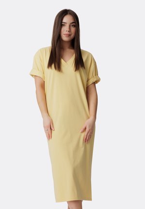 Gelbes Baumwollkleid mit V-Ausschnitt und umgeschlagenen kurzen Ärmeln, knielang, mit schlichtem Design und glatter Textur.