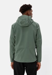 Grüne wasserdichte Jacke mit Kapuze, die eine glatte Textur, ein einfaches Design und elastische Manschetten bietet. Die Rückansicht zeigt keine sichtbaren Nähte.