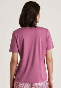 Korte mouwen t-shirt in effen paarse stof met een ronde halslijn en een relaxed fit, met een gladde textuur en minimale naden.