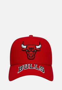 Rote Baseballkappe mit einem Bullenlogo in der Mitte und "BULLS" in Weiß, umrandet von Schwarz, auf der Vorderseite gestickt.