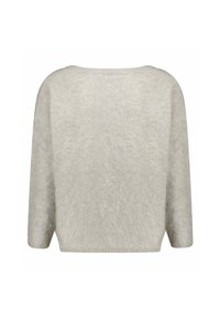 Pull doux gris clair avec une texture duveteuse. Présente un col large et des manches trois-quarts. Design simple et sans ornements.