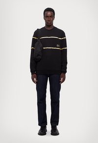 EA7 Emporio Armani TRAIN MONOGRAM - Sportinis megztinis - black/gold