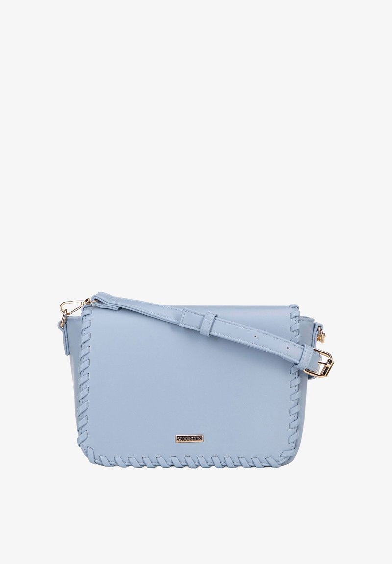Borsa crossbody in finta pelle azzurro chiaro con bordo intrecciato, tracolla regolabile e accessori in tonalità oro. Texture liscia, forma rettangolare.