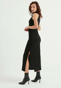 Herita HALTER NECK SLEEVELESS - Stickad klänning - black