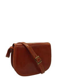 Sac en cuir marron à bandoulière avec fermoir à rabat, présentant une accent en boucle et des détails de couture. Design compact et rectangulaire.