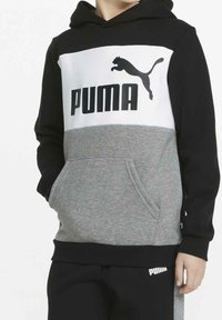 Sudadera negra y gris con un panel blanco en el pecho, que presenta un gran logo negro de "PUMA" y un gráfico de un puma saltando. Bolsillo frontal y capucha.