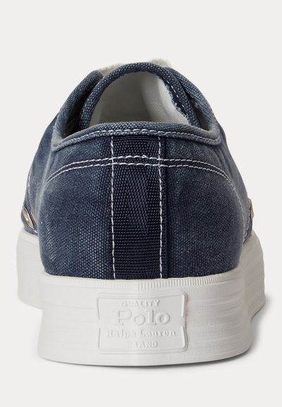 Tumesinise lõuendist Polo Ralph Laureni tossude tagumine vaade, millel on valge tald ja õmmeldud detailid.