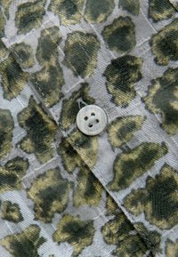 smALLSAINTS REGULAR FIT - UNDERGROUND OPEN COLLAR PRINTED SHORT SLEEVE - Pluus - green camo