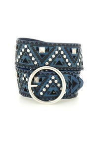Cintura in pelle blu con motivi tribali, borchie in argento e una fibbia metallica circolare. Il design include forme geometriche e dettagli.