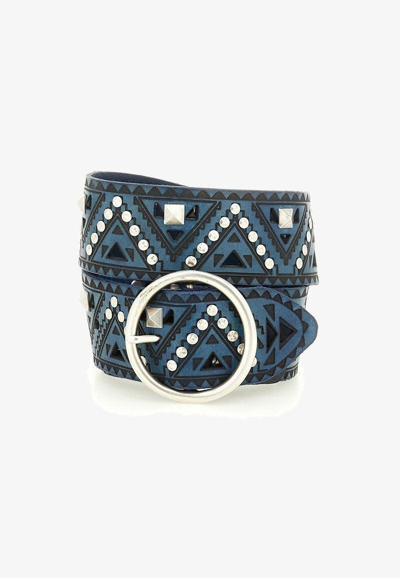 Cintura in pelle blu con motivi tribali, borchie in argento e una fibbia metallica circolare. Il design include forme geometriche e dettagli.