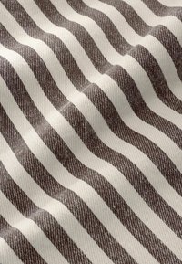 Tissu en coton présentant des rayures larges alternées en marron foncé et crème, texturé par un tissage subtil.