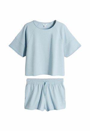 Hellblaues Kurzarmshirt mit Rundhalsausschnitt, kombiniert mit passenden Shorts mit elastischem Bund und Kordelzug, flach auf weißem Hintergrund liegend.