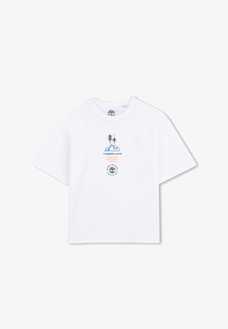 T-shirt Timberland blanc avec un motif naturel représentant des arbres, des montagnes, le soleil, des vagues, et le logo de la marque au centre avant.