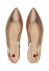 Metaliczne różowe złote baleriny z odkrytymi piętami i szpiczastym noskiem, z wycięciami po bokach oraz małym czerwonym akcentem w pobliżu pięty. Gładka tekstura.
