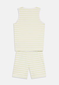 Katoenen tweedelige pyjama set met een mouwloze top en shorts, voorzien van horizontale strepen in lichtgeel en wit. Zachte textuur, casual pasvorm.