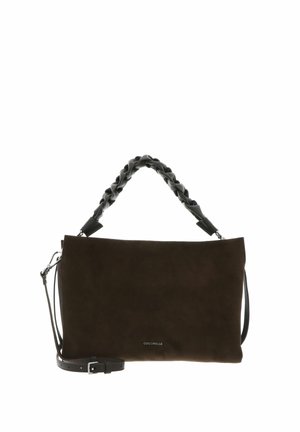 Borsa a mano in camoscio marrone scuro con manico superiore intrecciato e tracolla regolabile, con piccolo logo del marchio in argento sulla parte anteriore.