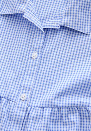 Modrá a biela károvaná látka s krátkym golierom, na prednej strane s bielymi gombíkmi a detailom zozbieraného pása.