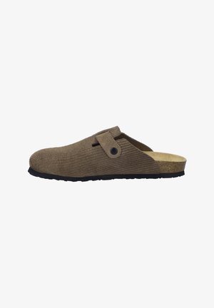 Brune kordfløjs slip-on sko med en sort gummisål, der har en side rem og knapdetalje, glat inderside og tekstureret yderside.