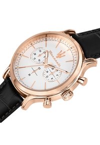 Chronograph-Uhr mit Gehäuse aus Roségold, weißem Zifferblatt, drei Unterziffernblättern, schwarzem Lederarmband und ausgeprägten Kronenverzierungen.